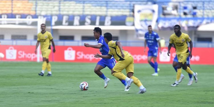 Uilliam Bawa PERSIB Ungguli Semen Padang di Babak Pertama